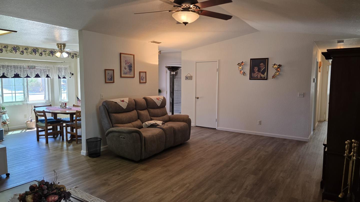 Detail Gallery Image 4 of 23 For 1046 Santa Barbara St, Los Banos,  CA 93635 - 3 Beds | 2 Baths