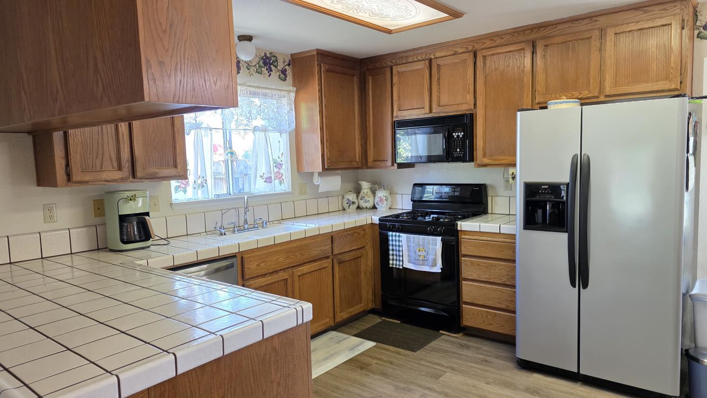 Detail Gallery Image 5 of 23 For 1046 Santa Barbara St, Los Banos,  CA 93635 - 3 Beds | 2 Baths