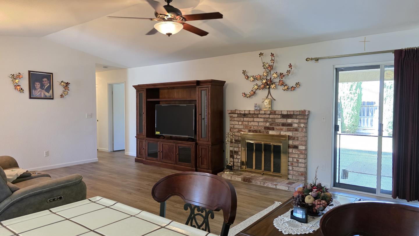 Detail Gallery Image 8 of 23 For 1046 Santa Barbara St, Los Banos,  CA 93635 - 3 Beds | 2 Baths