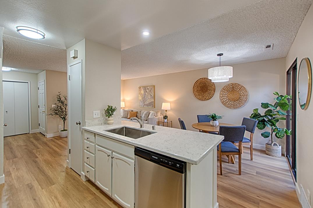 Detail Gallery Image 3 of 27 For 168 Peach Ter, Santa Cruz,  CA 95060 - 2 Beds | 1/1 Baths