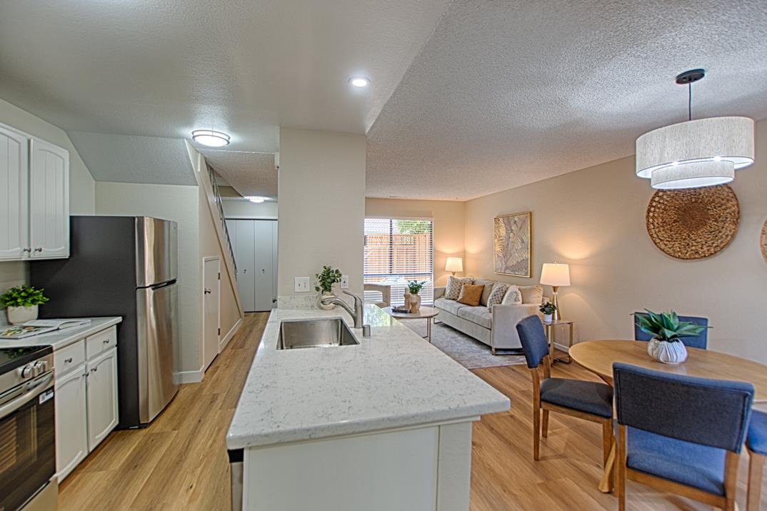 Detail Gallery Image 4 of 27 For 168 Peach Ter, Santa Cruz,  CA 95060 - 2 Beds | 1/1 Baths