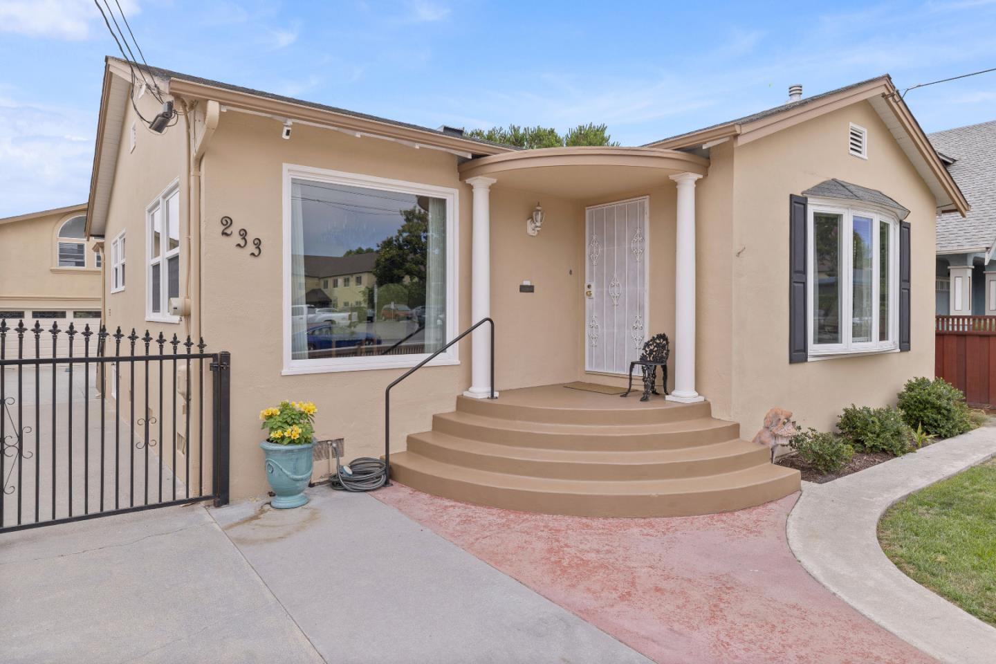 Detail Gallery Image 5 of 36 For 233 Rigg St, Santa Cruz,  CA 95060 - 3 Beds | 2/1 Baths