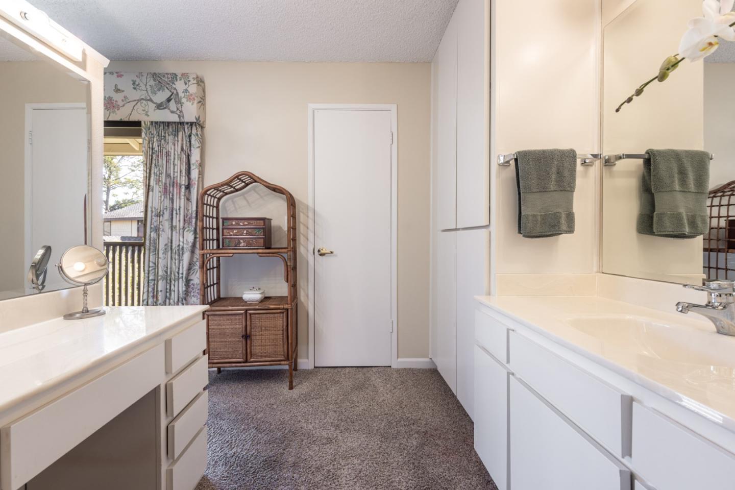 Detail Gallery Image 10 of 17 For 1360 Josselyn Canyon Rd #40,  Monterey,  CA 93940 - 3 Beds | 2/1 Baths