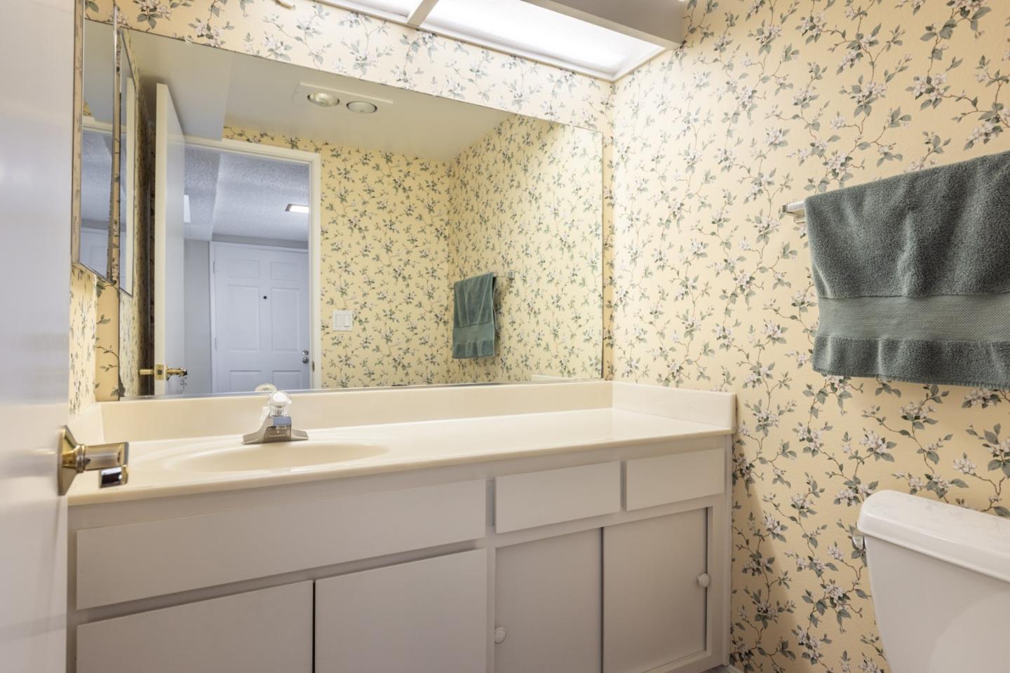 Detail Gallery Image 7 of 17 For 1360 Josselyn Canyon Rd #40,  Monterey,  CA 93940 - 3 Beds | 2/1 Baths