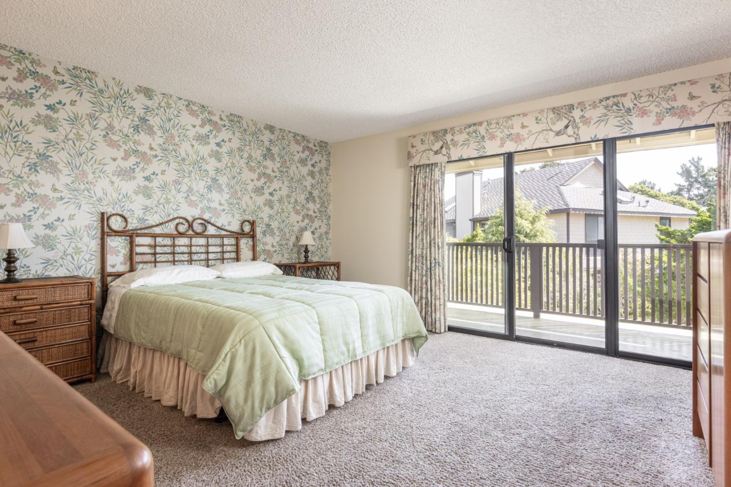 Detail Gallery Image 8 of 17 For 1360 Josselyn Canyon Rd #40,  Monterey,  CA 93940 - 3 Beds | 2/1 Baths