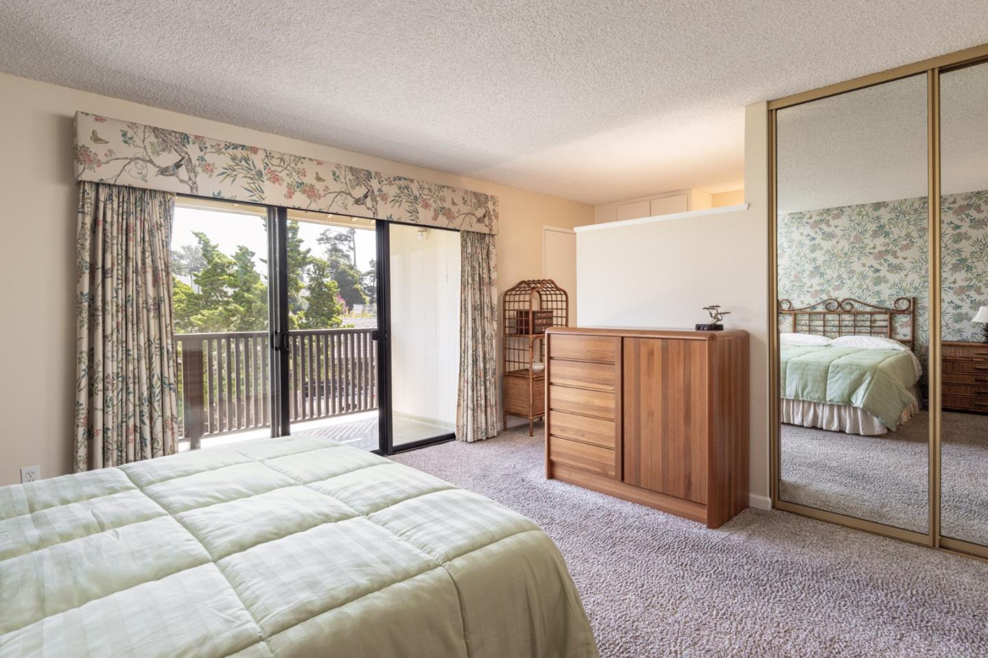 Detail Gallery Image 9 of 17 For 1360 Josselyn Canyon Rd #40,  Monterey,  CA 93940 - 3 Beds | 2/1 Baths
