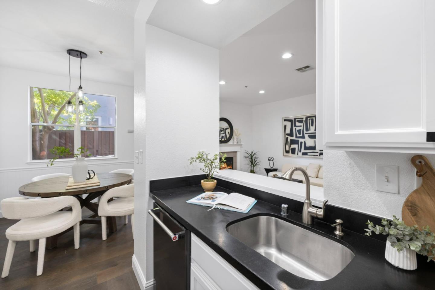 Detail Gallery Image 12 of 60 For 2086 S Delaware St, San Mateo,  CA 94403 - 2 Beds | 1/1 Baths