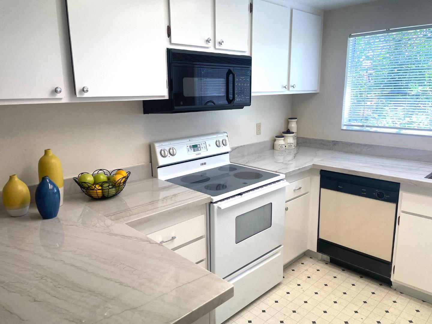 Detail Gallery Image 10 of 24 For 1350 Merrivale West Sq, San Jose,  CA 95117 - 2 Beds | 2 Baths