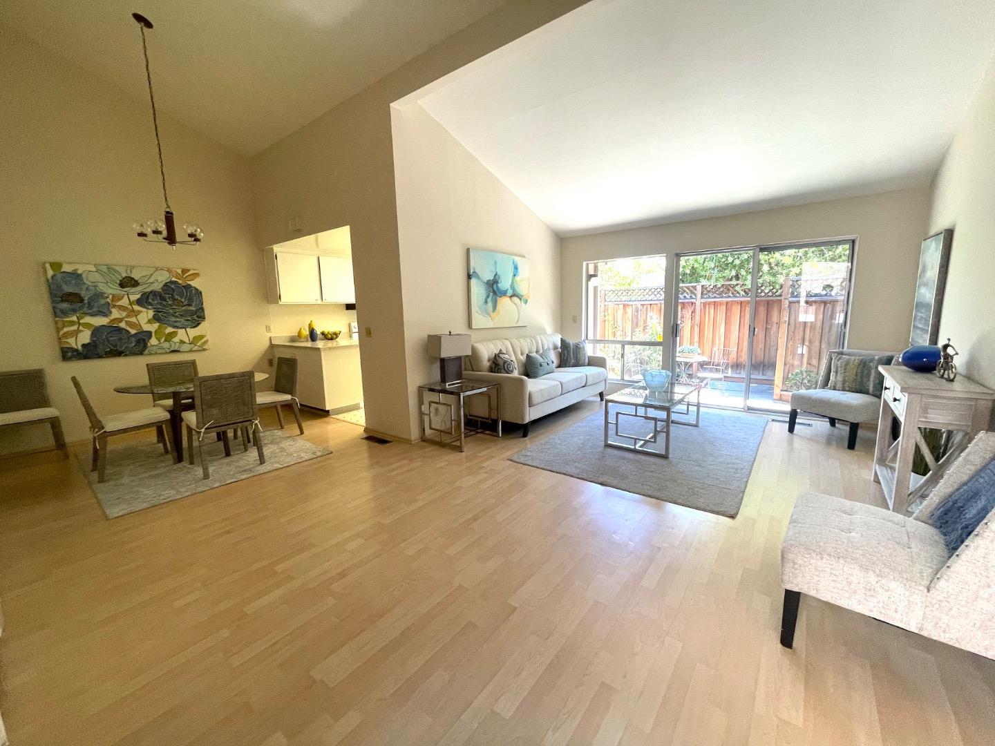 Detail Gallery Image 4 of 24 For 1350 Merrivale West Sq, San Jose,  CA 95117 - 2 Beds | 2 Baths