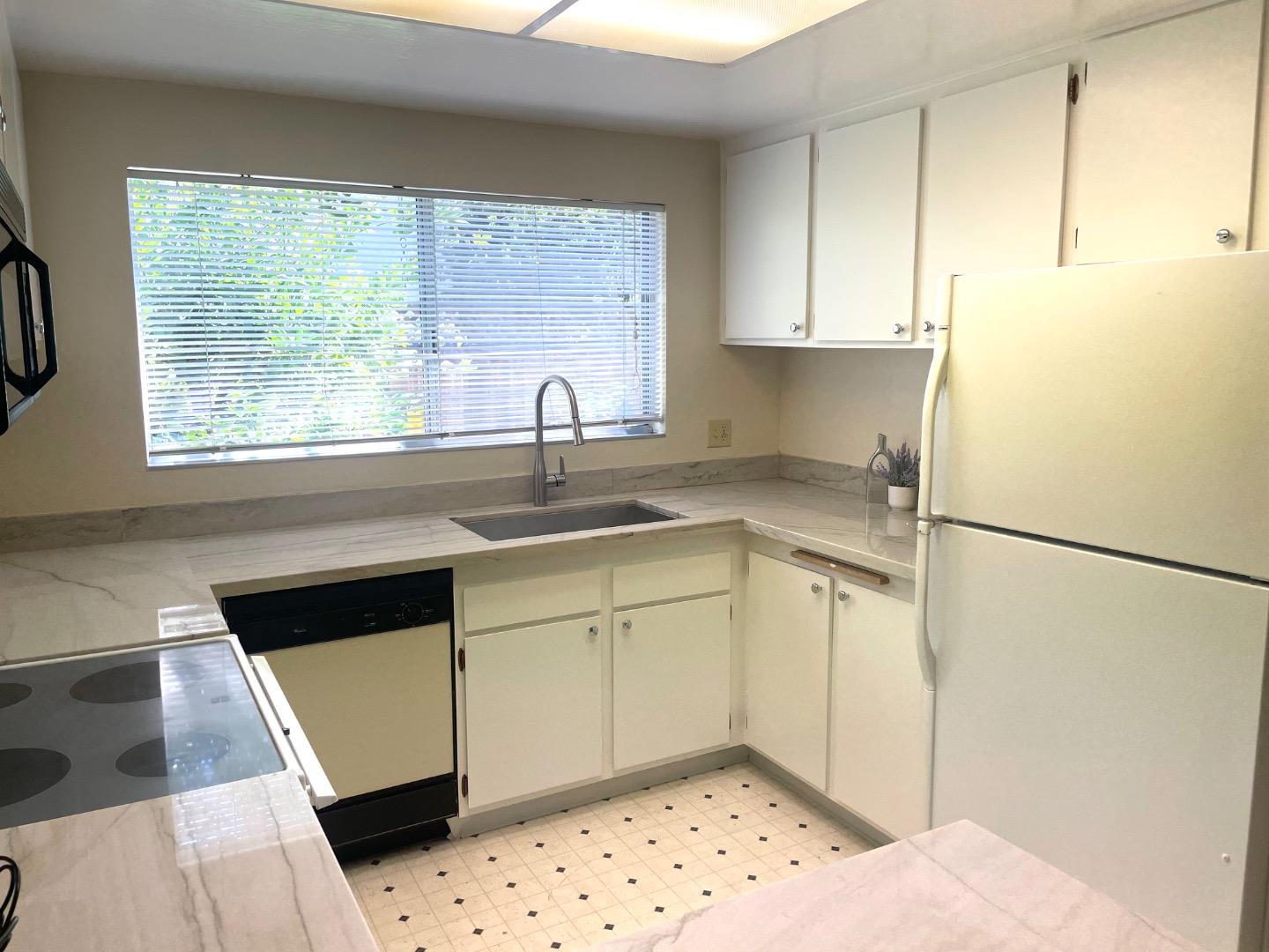 Detail Gallery Image 8 of 24 For 1350 Merrivale West Sq, San Jose,  CA 95117 - 2 Beds | 2 Baths