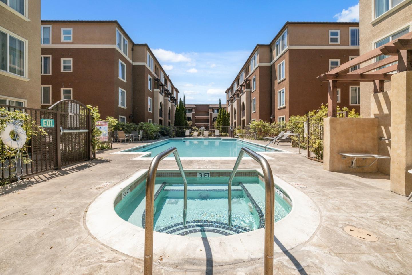 Detail Gallery Image 2 of 42 For 801 S Winchester Blvd #2402,  San Jose,  CA 95128 - 2 Beds | 2 Baths