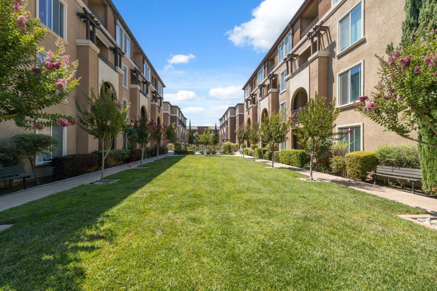 Detail Gallery Image 3 of 42 For 801 S Winchester Blvd #2402,  San Jose,  CA 95128 - 2 Beds | 2 Baths