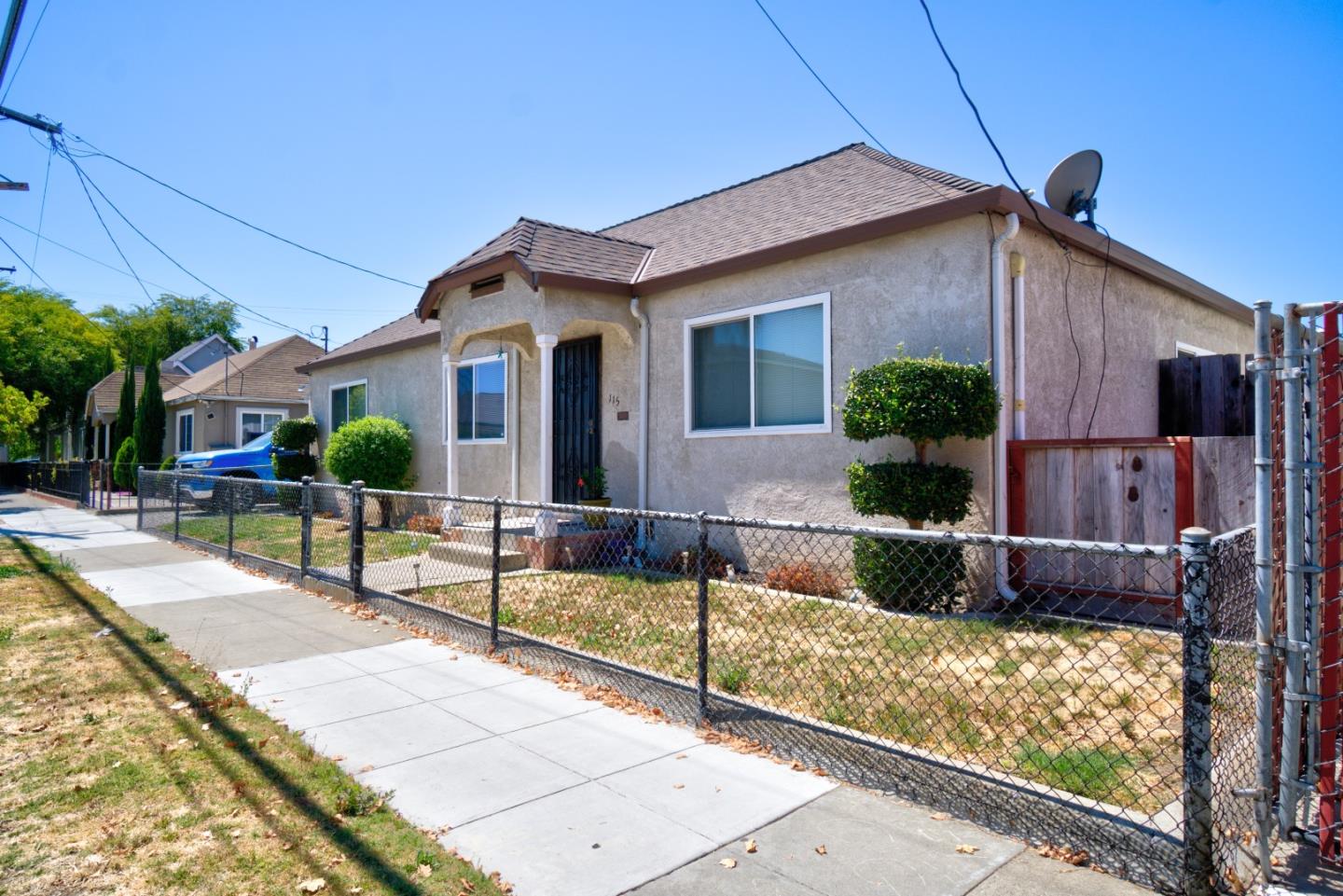 Detail Gallery Image 1 of 7 For 115 S 28th St, San Jose,  CA 95116 - 3 Beds | 2 Baths
