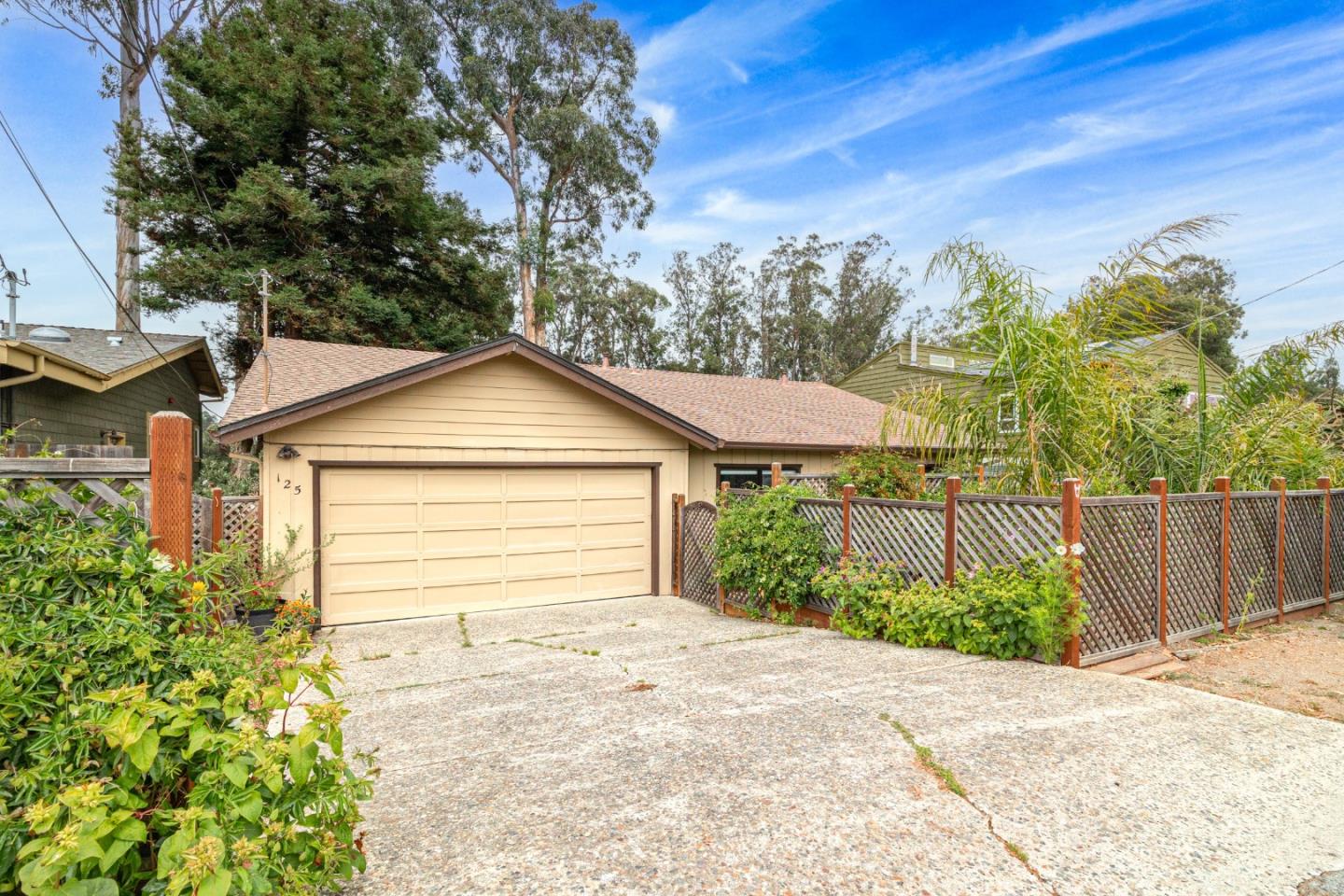 Detail Gallery Image 7 of 13 For 125 Moran Way, Santa Cruz,  CA 95062 - 3 Beds | 2 Baths