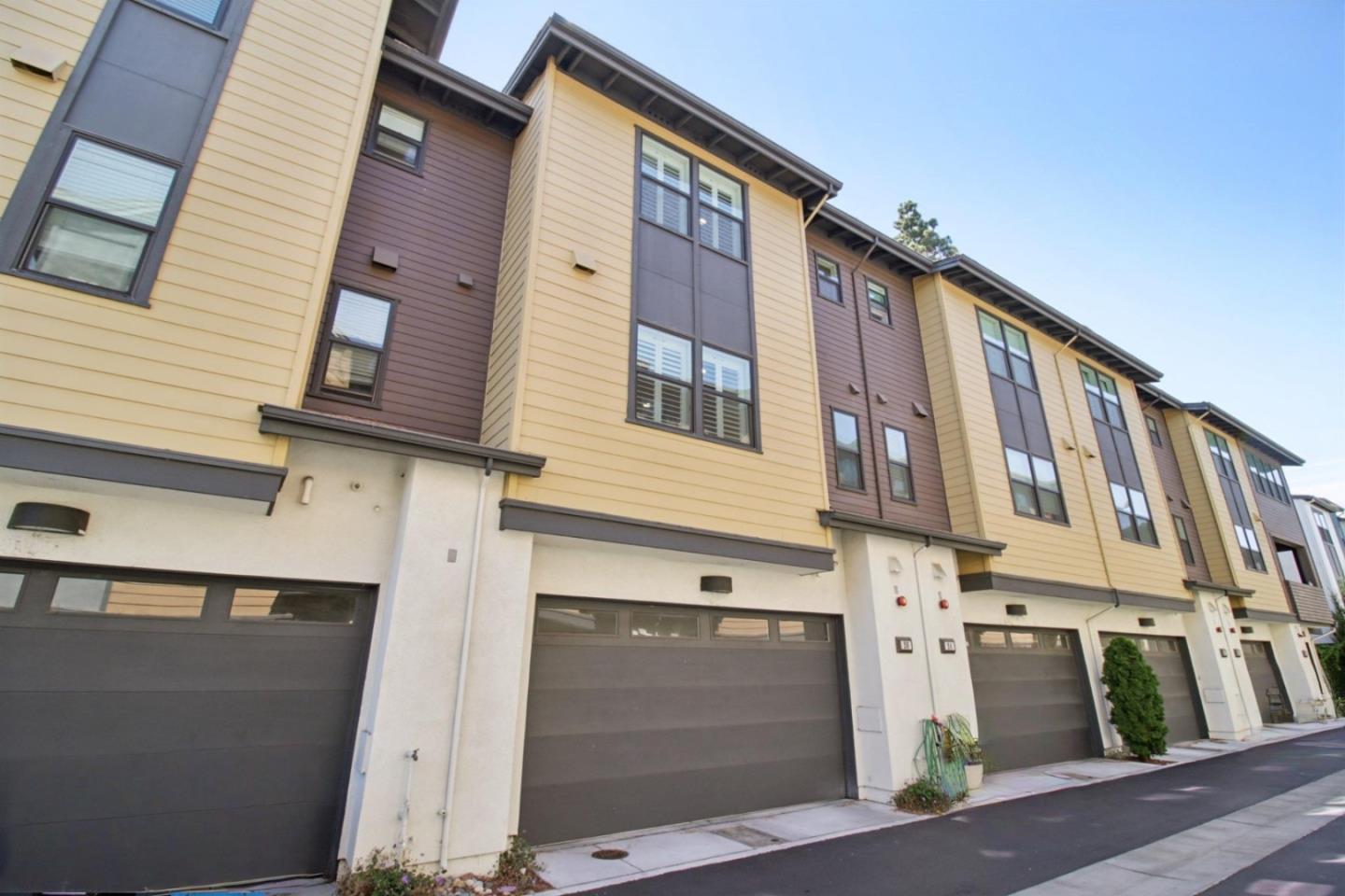 Detail Gallery Image 14 of 16 For 26 Avondale Ave, Redwood City,  CA 94062 - 3 Beds | 3/1 Baths