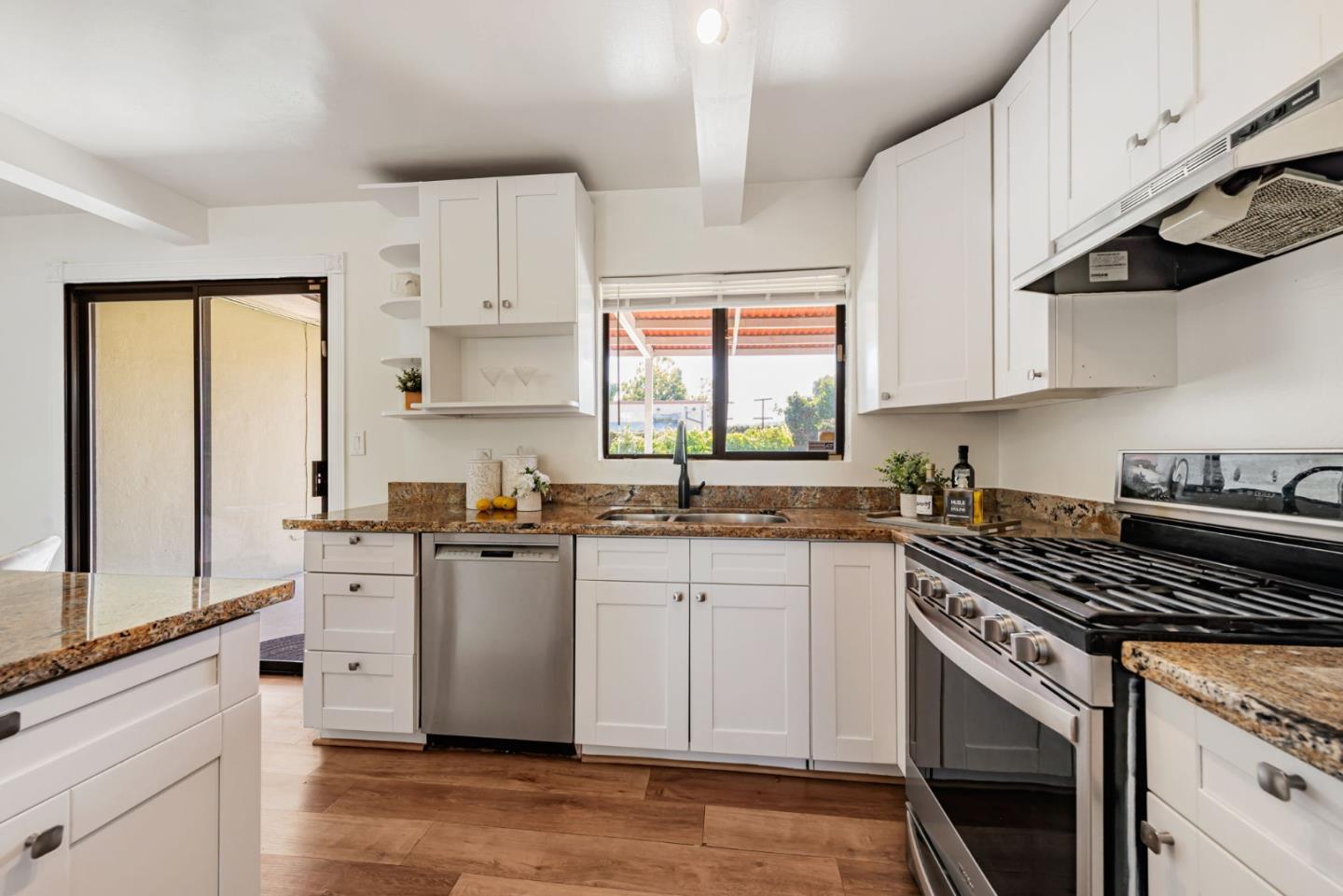 Detail Gallery Image 10 of 28 For 1312 Carlton Ave, Menlo Park,  CA 94025 - 2 Beds | 3 Baths