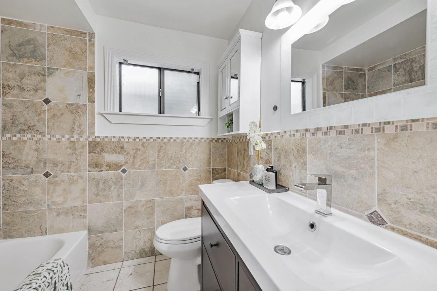 Detail Gallery Image 18 of 28 For 1312 Carlton Ave, Menlo Park,  CA 94025 - 2 Beds | 3 Baths