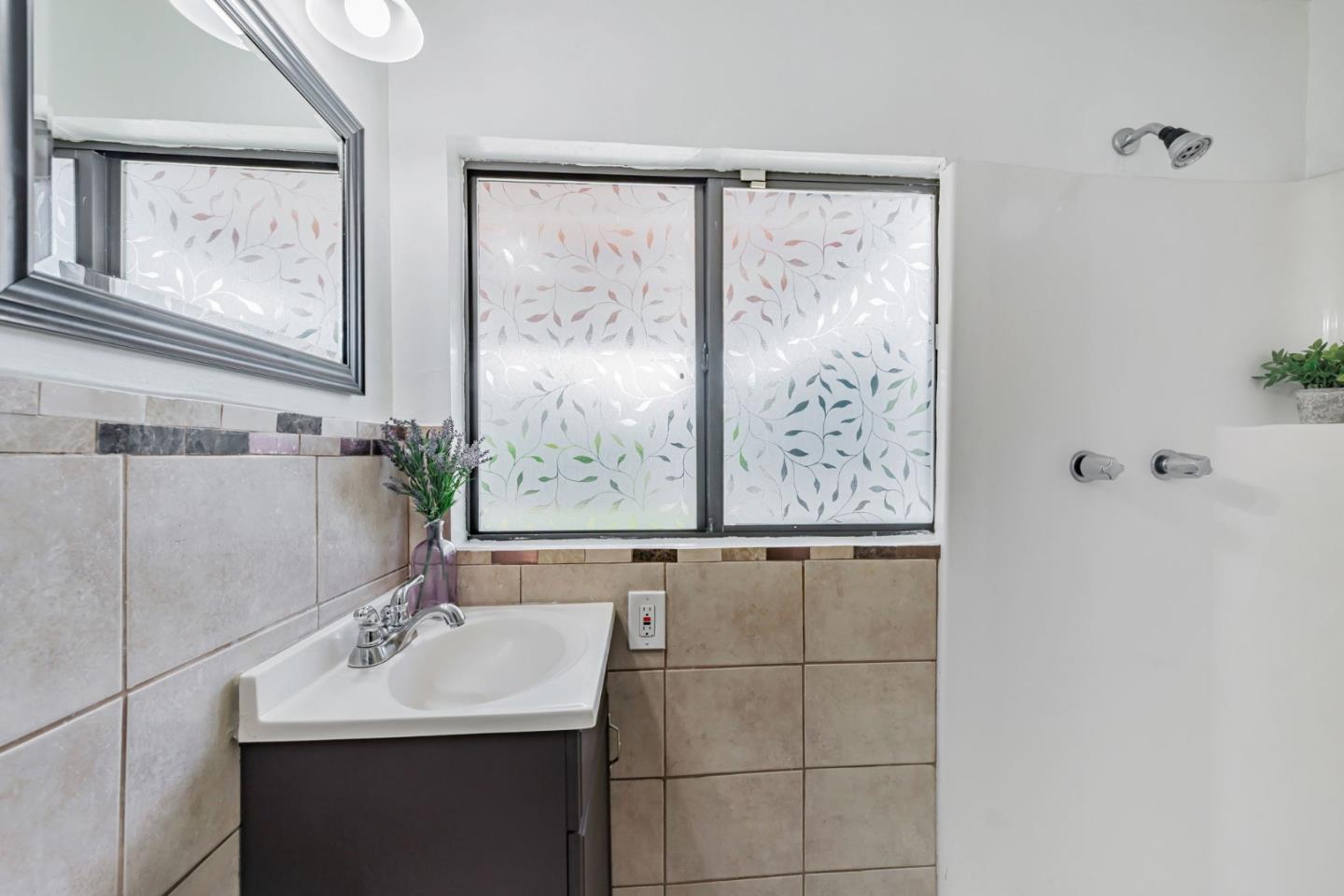 Detail Gallery Image 25 of 28 For 1312 Carlton Ave, Menlo Park,  CA 94025 - 2 Beds | 3 Baths