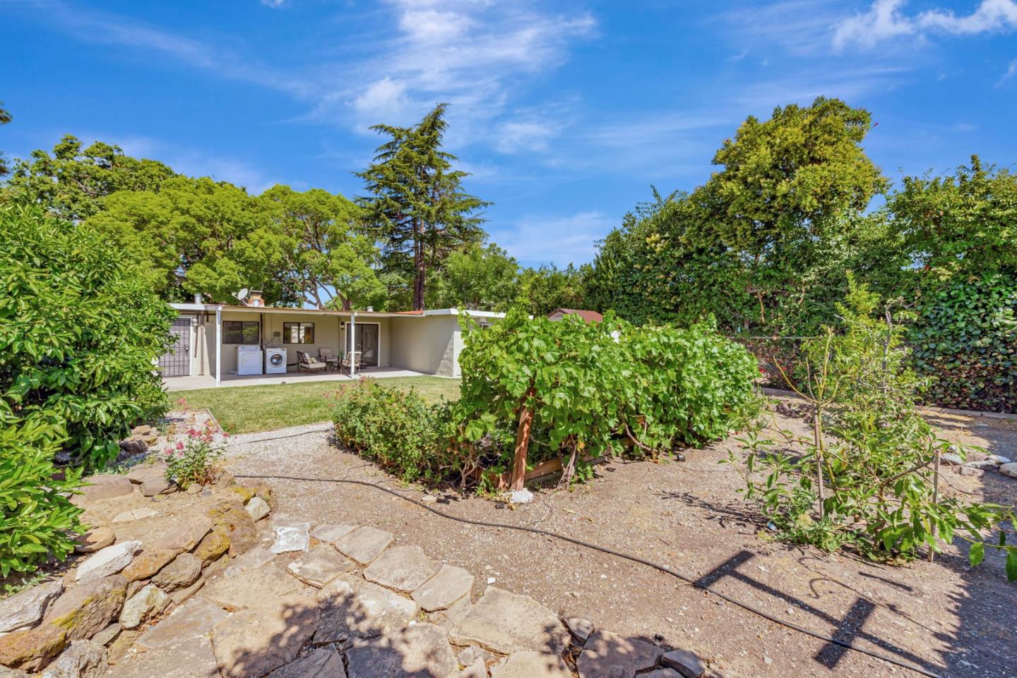 Detail Gallery Image 28 of 28 For 1312 Carlton Ave, Menlo Park,  CA 94025 - 2 Beds | 3 Baths