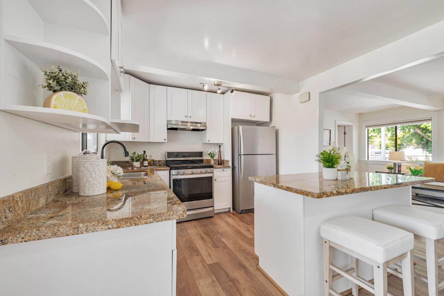 Detail Gallery Image 7 of 28 For 1312 Carlton Ave, Menlo Park,  CA 94025 - 2 Beds | 3 Baths