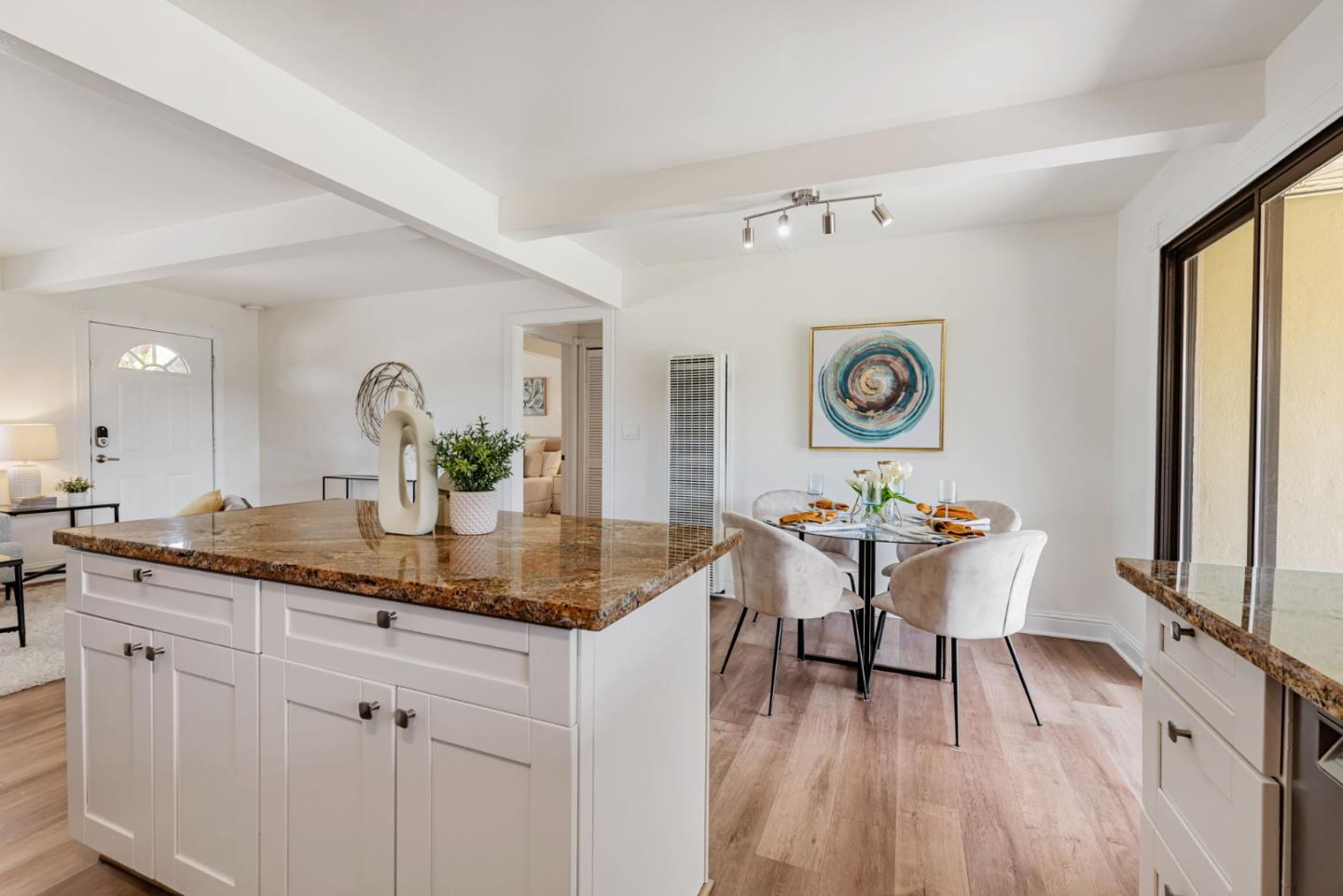 Detail Gallery Image 9 of 28 For 1312 Carlton Ave, Menlo Park,  CA 94025 - 2 Beds | 3 Baths