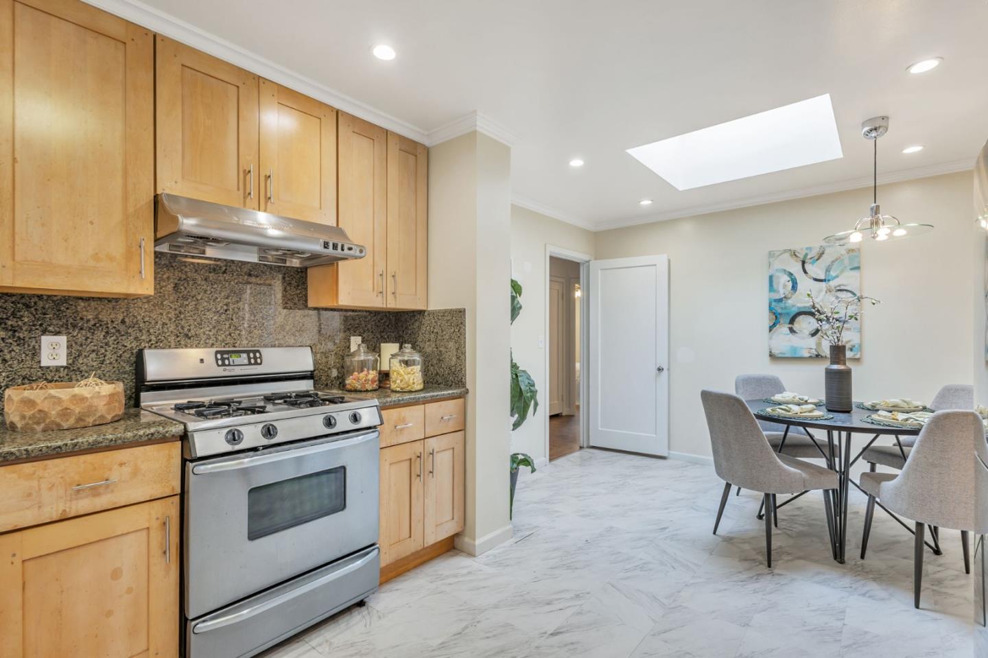 Detail Gallery Image 10 of 30 For 569 Chenery St, San Francisco,  CA 94131 - 3 Beds | 1 Baths