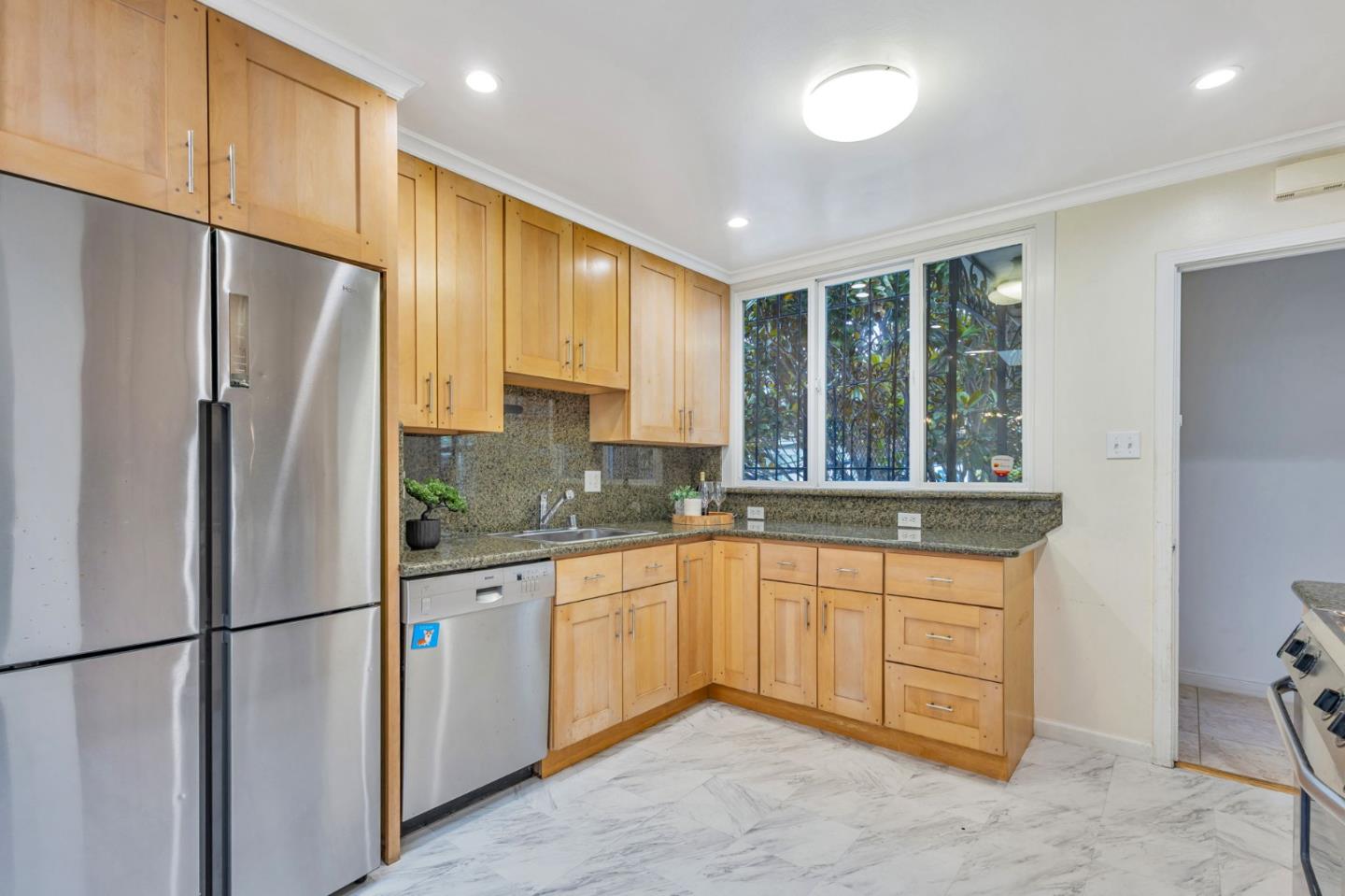 Detail Gallery Image 9 of 30 For 569 Chenery St, San Francisco,  CA 94131 - 3 Beds | 1 Baths