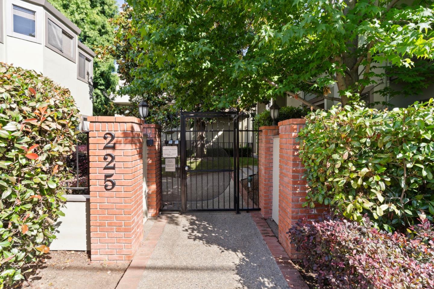 Detail Gallery Image 2 of 31 For 225 E Santa Inez Ave #15,  San Mateo,  CA 94401 - 2 Beds | 2/1 Baths