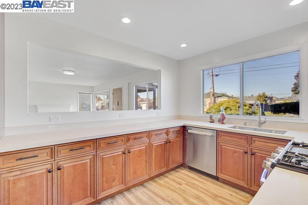 Detail Gallery Image 3 of 27 For 2285 Star Ave, Castro Valley,  CA 94546 - 3 Beds | 2 Baths
