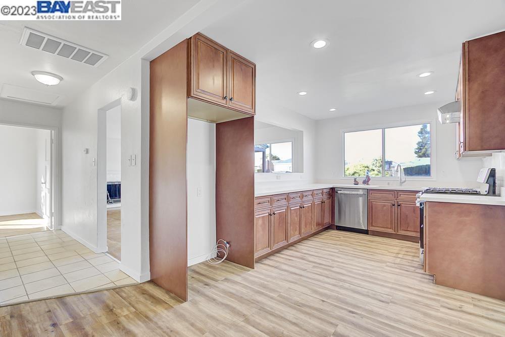 Detail Gallery Image 4 of 27 For 2285 Star Ave, Castro Valley,  CA 94546 - 3 Beds | 2 Baths