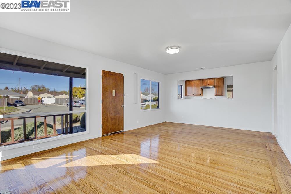 Detail Gallery Image 8 of 27 For 2285 Star Ave, Castro Valley,  CA 94546 - 3 Beds | 2 Baths