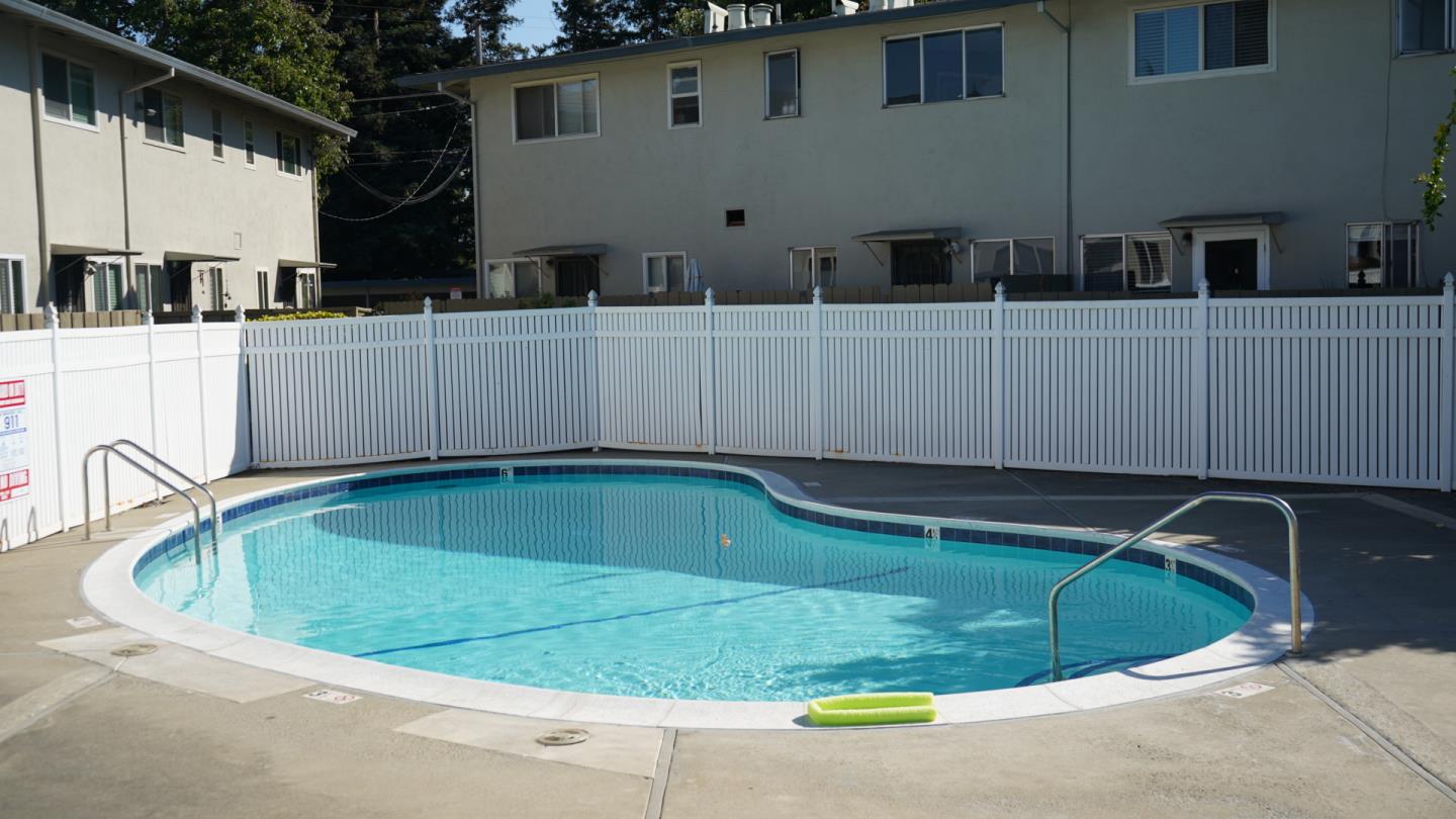 Detail Gallery Image 3 of 8 For 406 Craven Ct, Hayward,  CA 94541 - 2 Beds | 1 Baths