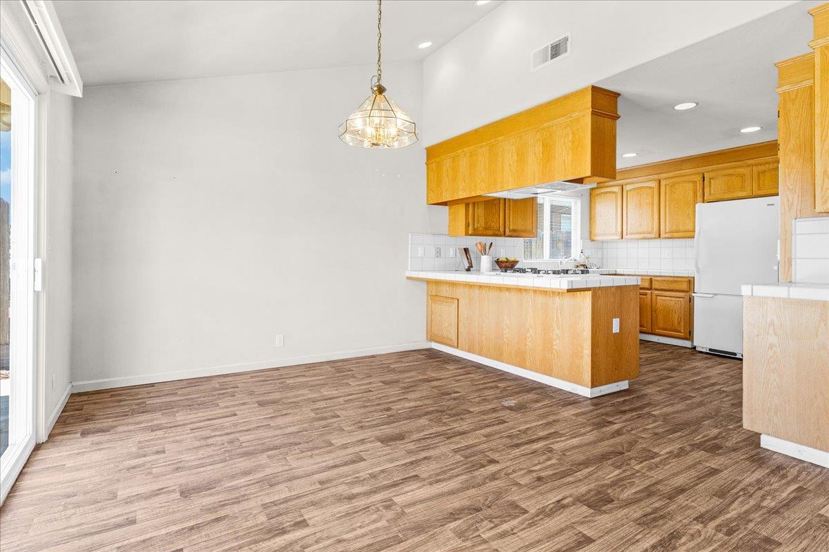 Detail Gallery Image 12 of 37 For 329 Westminster Dr, Salinas,  CA 93906 - 3 Beds | 2 Baths