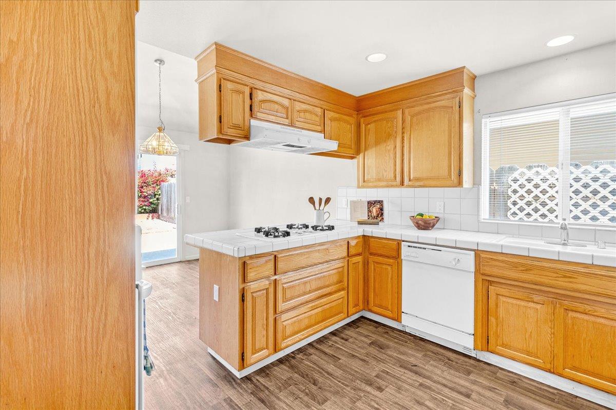 Detail Gallery Image 13 of 37 For 329 Westminster Dr, Salinas,  CA 93906 - 3 Beds | 2 Baths