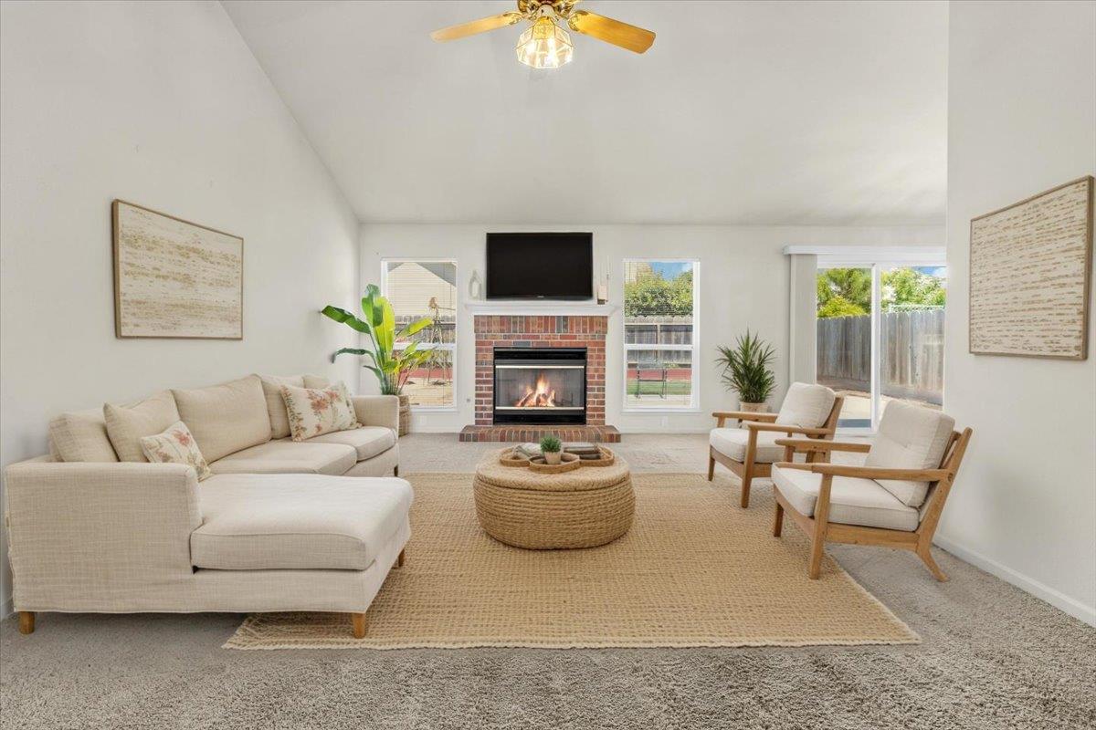 Detail Gallery Image 7 of 37 For 329 Westminster Dr, Salinas,  CA 93906 - 3 Beds | 2 Baths