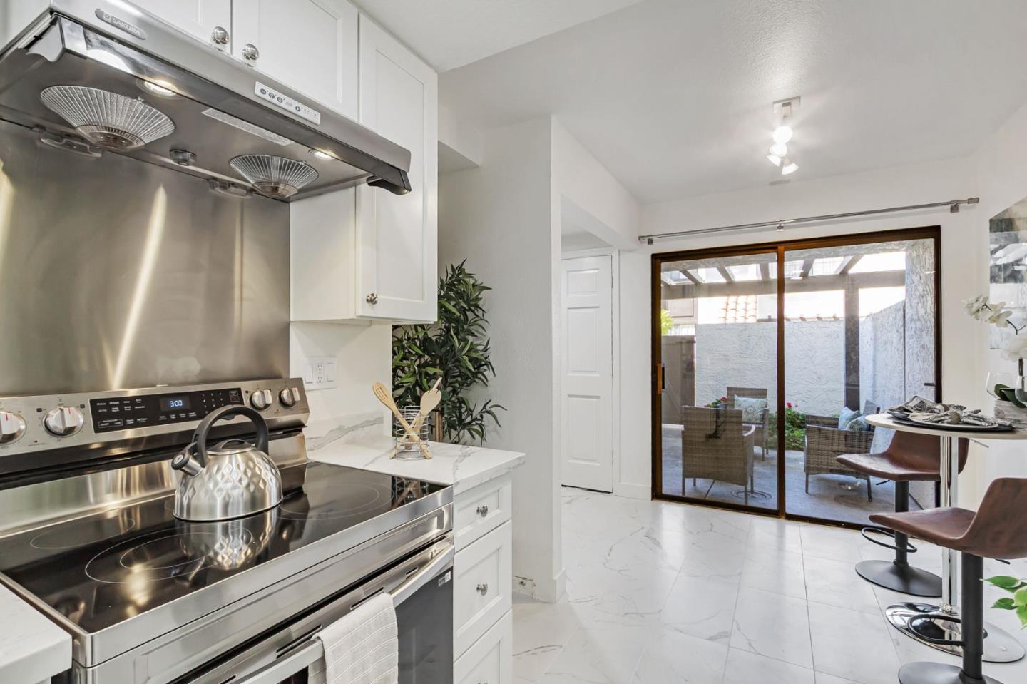 Detail Gallery Image 10 of 29 For 19972 Portal Plz, Cupertino,  CA 95014 - 2 Beds | 2/1 Baths