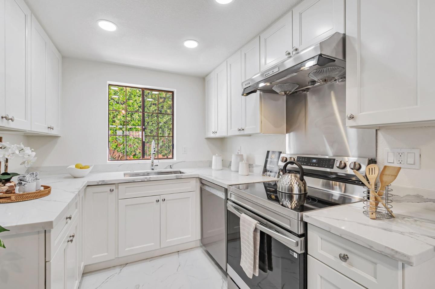 Detail Gallery Image 8 of 29 For 19972 Portal Plz, Cupertino,  CA 95014 - 2 Beds | 2/1 Baths