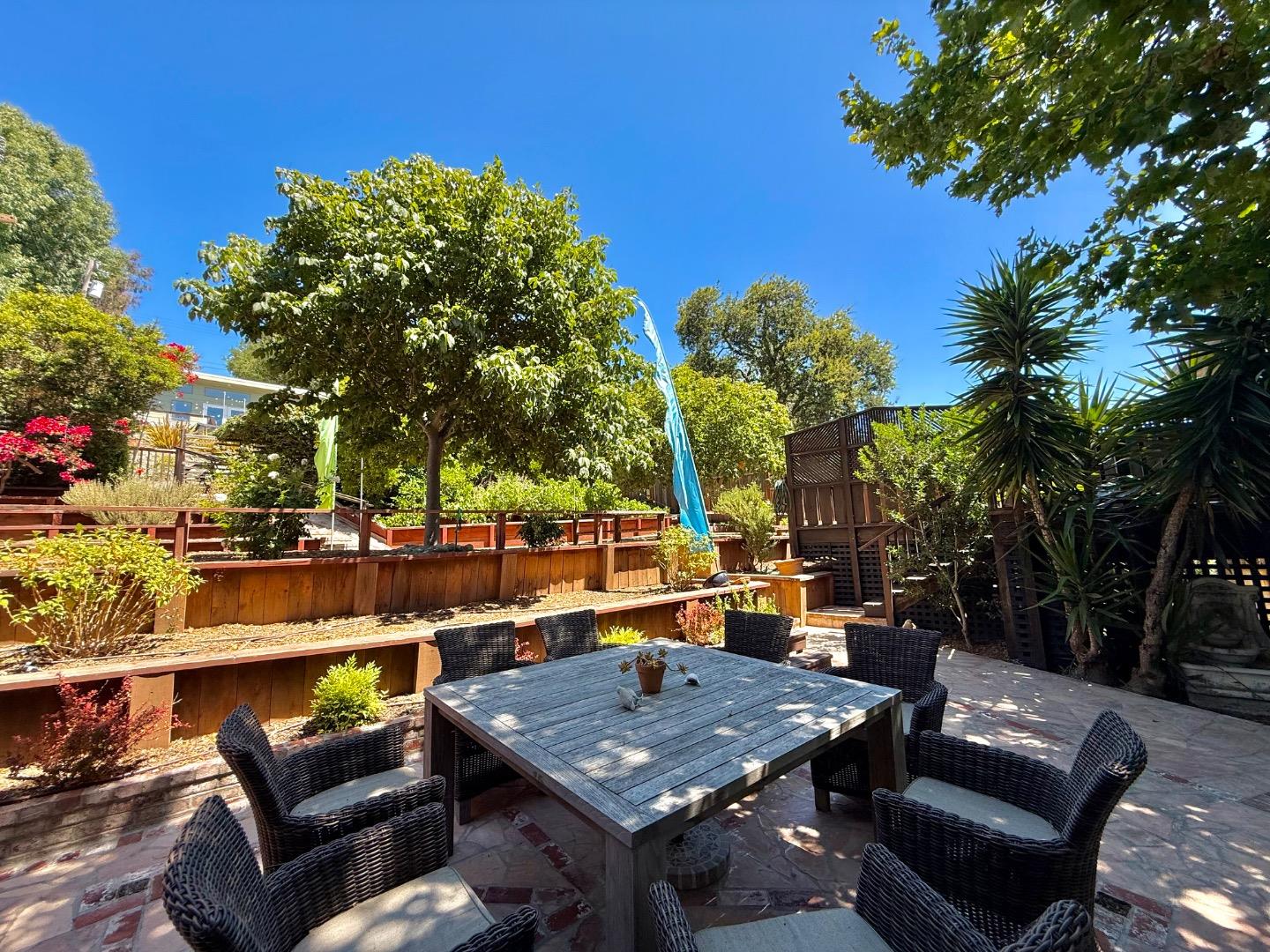 Detail Gallery Image 10 of 22 For 1082 Lupin Way, San Carlos,  CA 94070 - 5 Beds | 3/1 Baths