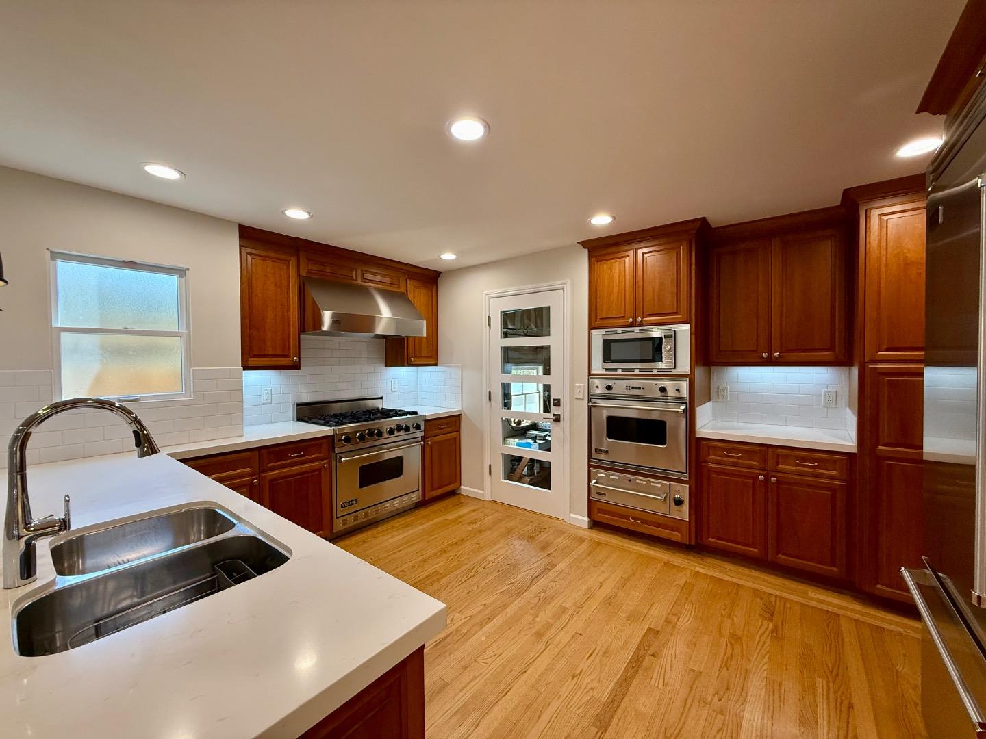 Detail Gallery Image 6 of 22 For 1082 Lupin Way, San Carlos,  CA 94070 - 5 Beds | 3/1 Baths