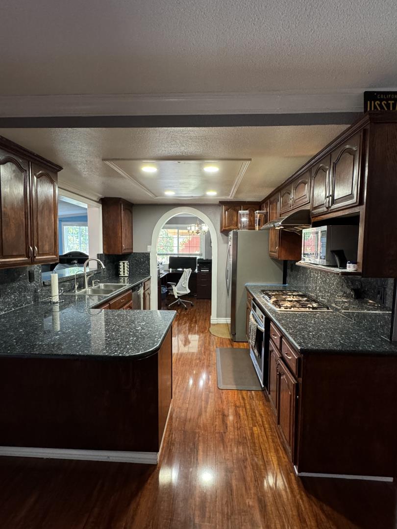 Detail Gallery Image 11 of 38 For 2176 Laddie Ct, San Jose,  CA 95121 - 4 Beds | 3 Baths