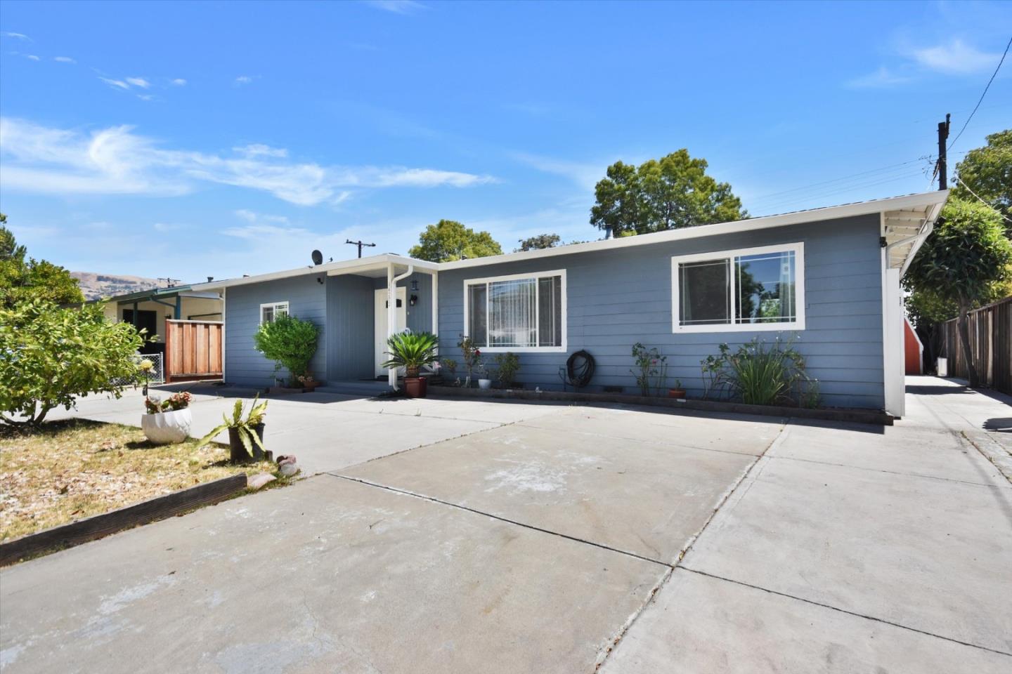 Detail Gallery Image 2 of 40 For 14202 Lucian Ave, San Jose,  CA 95127 - 3 Beds | 1 Baths