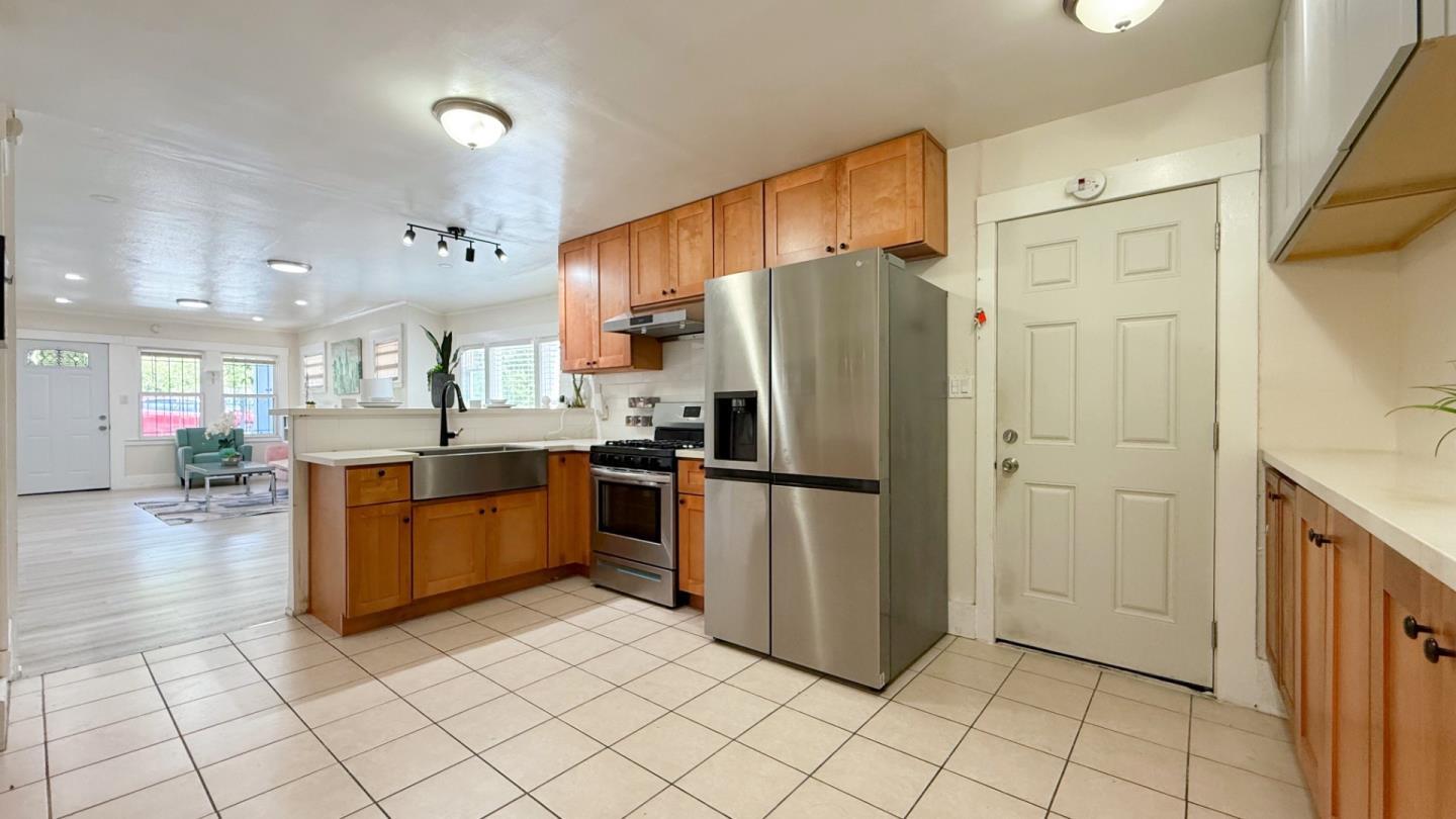 Detail Gallery Image 10 of 24 For 10923 Foothill Blvd, Oakland,  CA 94605 - 3 Beds | 2 Baths