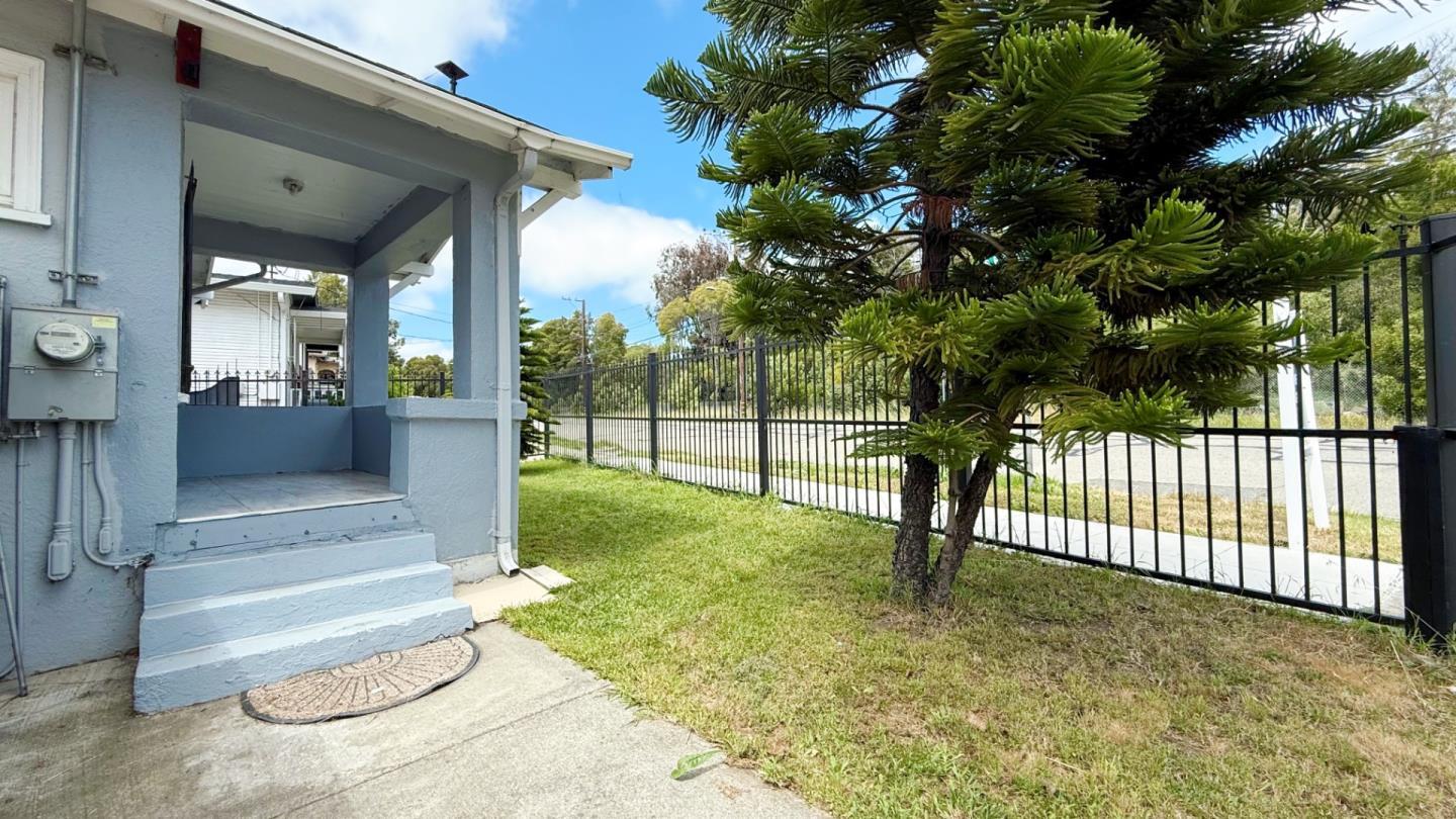 Detail Gallery Image 3 of 24 For 10923 Foothill Blvd, Oakland,  CA 94605 - 3 Beds | 2 Baths