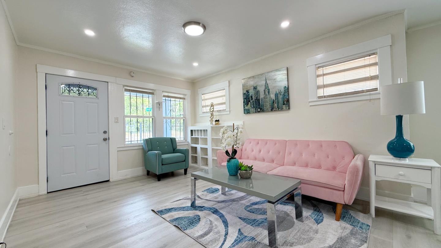 Detail Gallery Image 6 of 24 For 10923 Foothill Blvd, Oakland,  CA 94605 - 3 Beds | 2 Baths