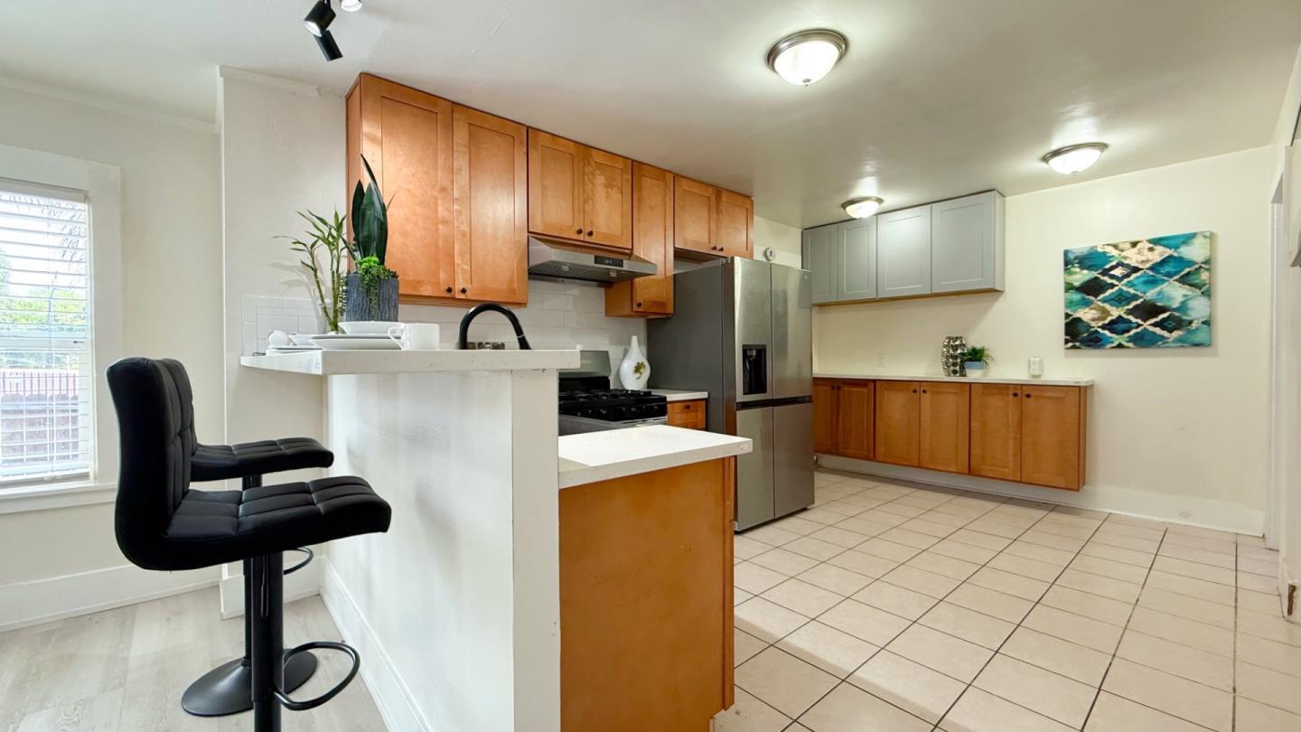 Detail Gallery Image 8 of 24 For 10923 Foothill Blvd, Oakland,  CA 94605 - 3 Beds | 2 Baths