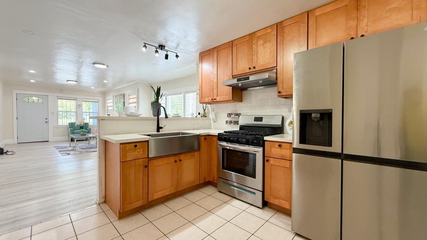 Detail Gallery Image 9 of 24 For 10923 Foothill Blvd, Oakland,  CA 94605 - 3 Beds | 2 Baths