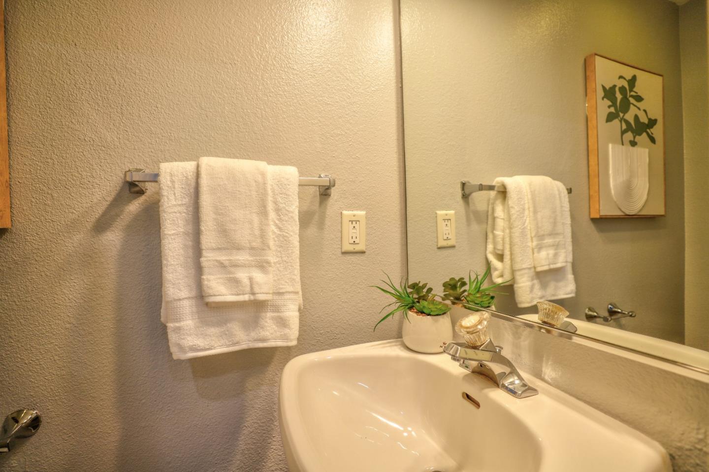 Detail Gallery Image 12 of 48 For 151 Jasmine Ct, Mountain View,  CA 94043 - 3 Beds | 2/1 Baths