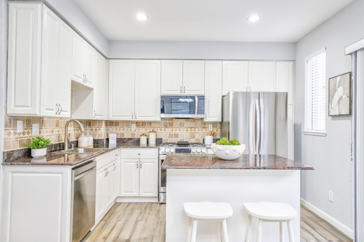 Detail Gallery Image 15 of 48 For 151 Jasmine Ct, Mountain View,  CA 94043 - 3 Beds | 2/1 Baths