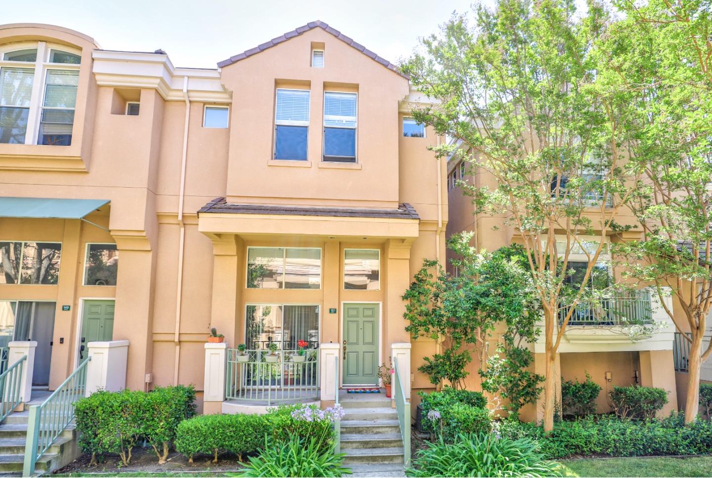 Detail Gallery Image 3 of 48 For 151 Jasmine Ct, Mountain View,  CA 94043 - 3 Beds | 2/1 Baths