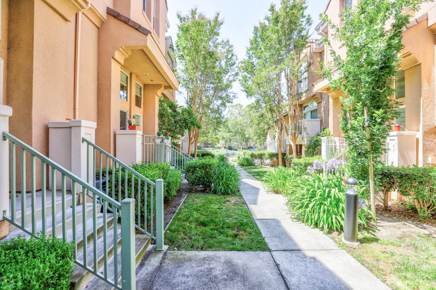Detail Gallery Image 5 of 48 For 151 Jasmine Ct, Mountain View,  CA 94043 - 3 Beds | 2/1 Baths
